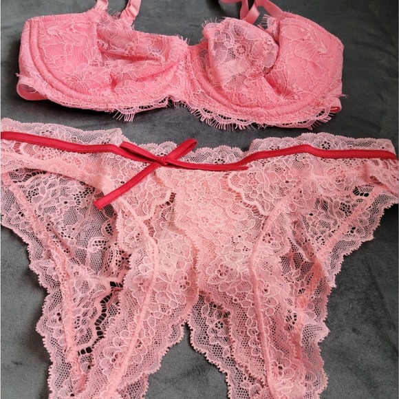 Victoria's secret crotchless lingerie set. Bra 32D panty small - Picture 1 of 6
